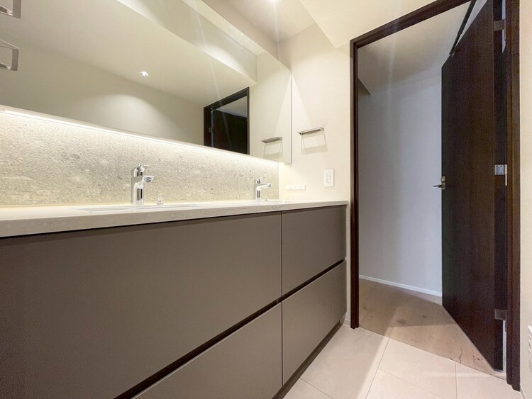 その他 清潔感を感じられる洗面化粧台。