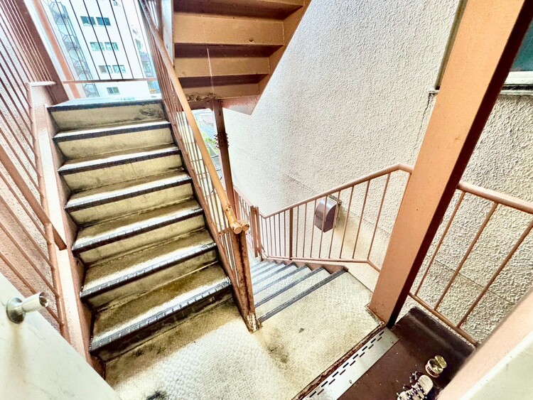 その他 共用部の階段です。明るく清潔に管理されています。