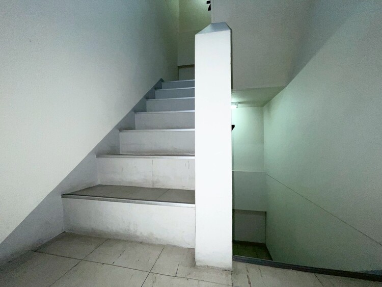 その他 共用部の階段です。明るく清潔に管理されています。