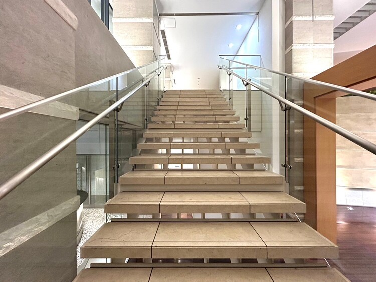 その他 共用部の階段です。明るく清潔に管理されています。