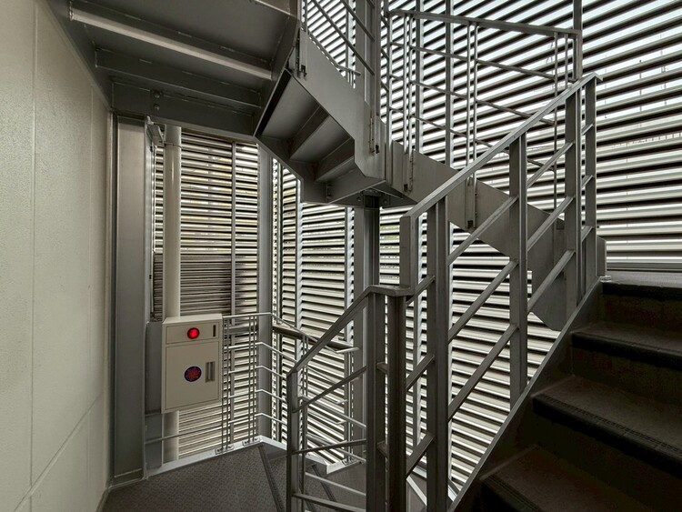 その他 共用部の階段です。明るく清潔に管理されています。