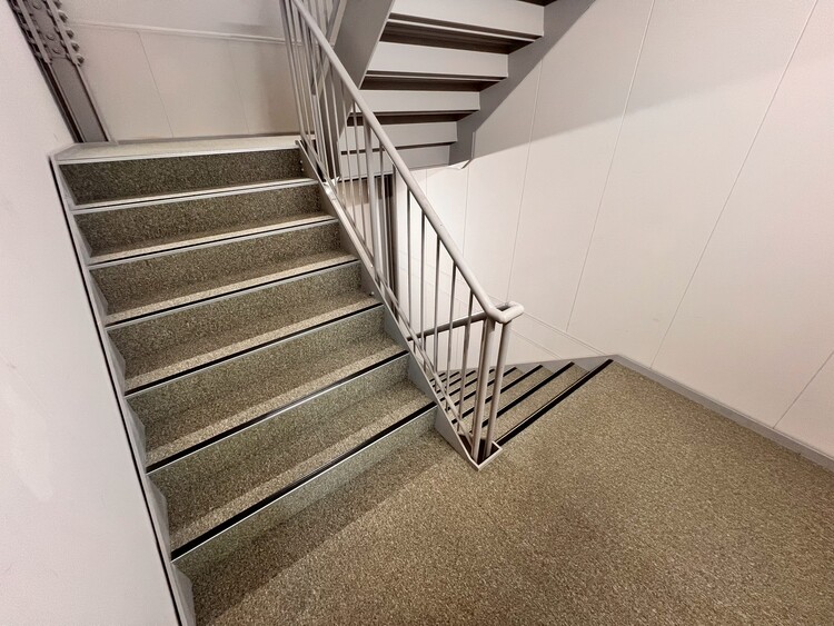 その他 共用部の階段です。明るく清潔に管理されています。