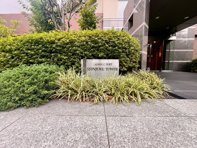 その他 スタイリッシュなエンブレム。お洒落なマンションは入り口から。