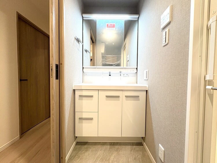 その他 清潔感を感じられる洗面化粧台。