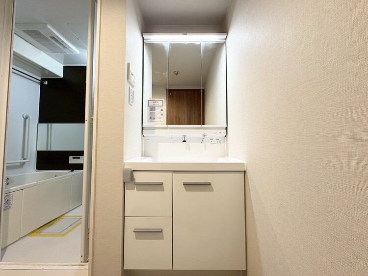 その他 清潔感を感じられる洗面化粧台。