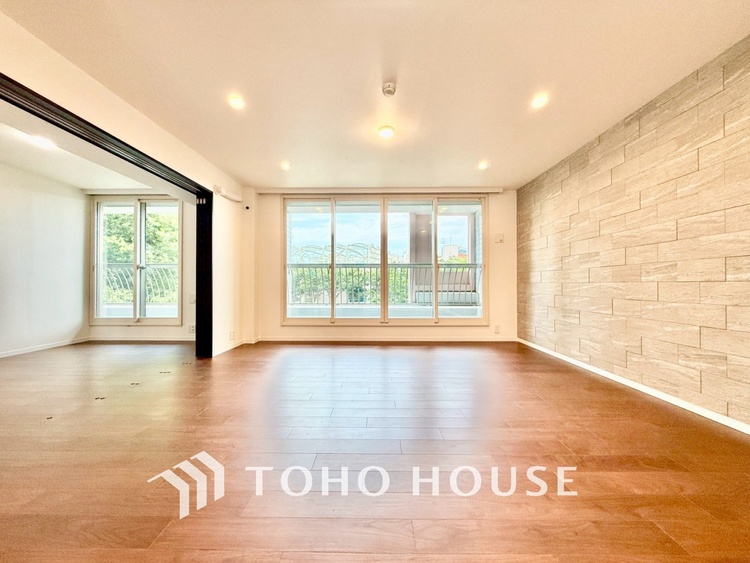 内装 ◆木漏れ日◆の様な採光が優しく足元を照らし、心地いい暮らしの道しるべを写し出す。この空間で過ごす家族との語らいの時間がとても素敵で幸せを感じるかもしれない。