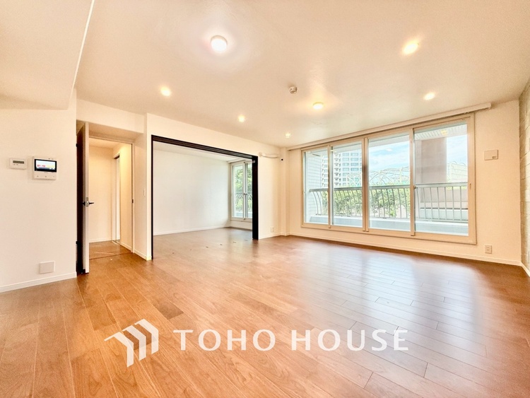 内装 ◆リビング◆たくさんの窓から注ぐ太陽の光。時間の経過とともに光と影のコントラストがこの空間のムードを変え、部屋に変化と温もりをもたらしてくれる。