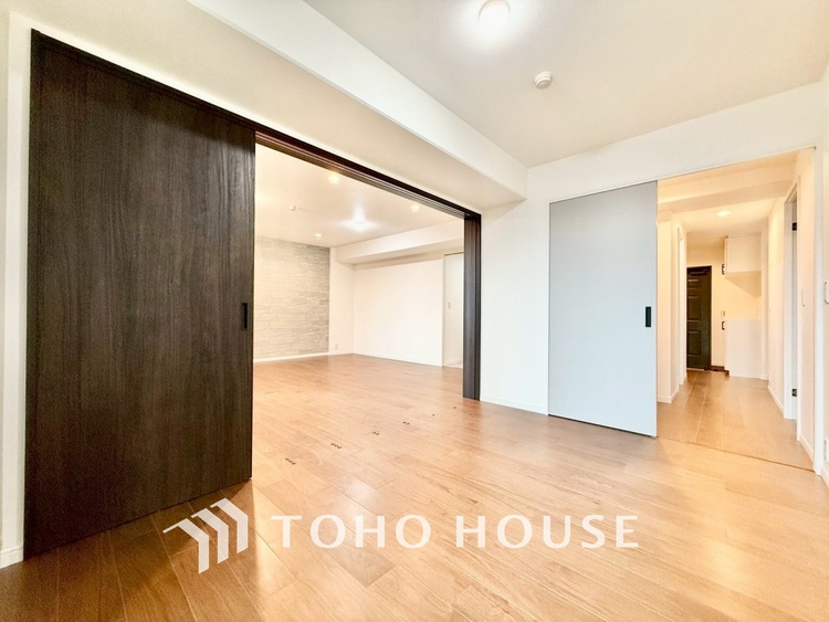 内装 ◆色彩◆この空間に放たれた光は華美なまでに演出されたデザイン。流れる時をより芳醇なコーヒーの様な色彩奏でるアダージョ。そして情景豊かな作品のような暮らしがイメージできる。