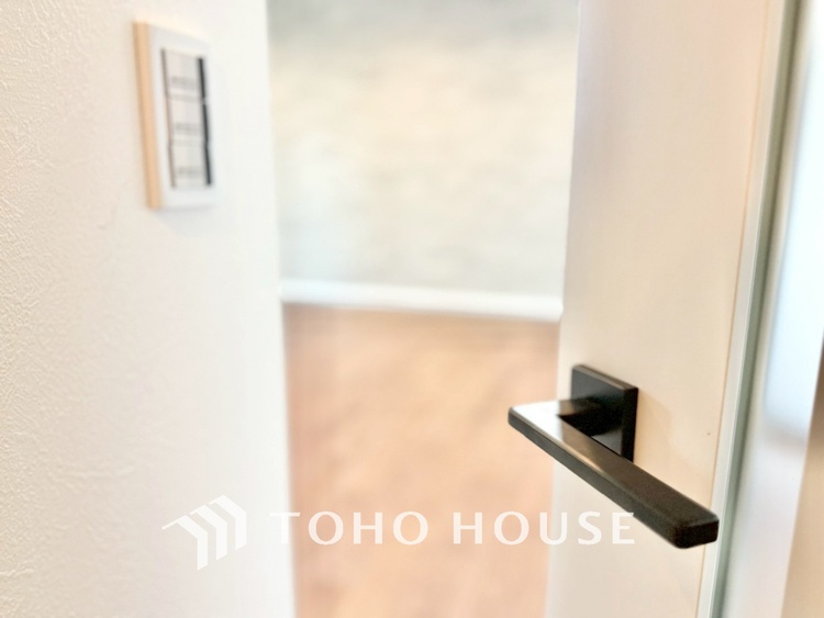 内装 ◆今宵の食卓◆ダウンライトに反射するグラスを眺めながらワインを注ぐ。トクトクと心地いい音をさせながら、フランスの古城を思わせる薫りがたちこめ、とても幸せな時を過ごせる。