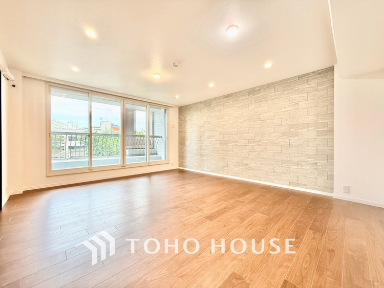 内装 ◆窓を開けると◆冷涼な風、そよぐリビング。だんらんの場所はここから始まり、ここで終わる。家族の笑顔が集う素敵な場所だから、こだわり抜いた思いが詰まっているのだと思う。