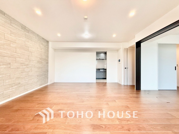 内装 ◆リビング◆そこには目を輝かせ笑顔で見つめてくれる君がいて、「おかえり」の言葉がこだまする。何気ない日々の挨拶は僕にとっては幸せで、同時に君の瞳にも恋している。