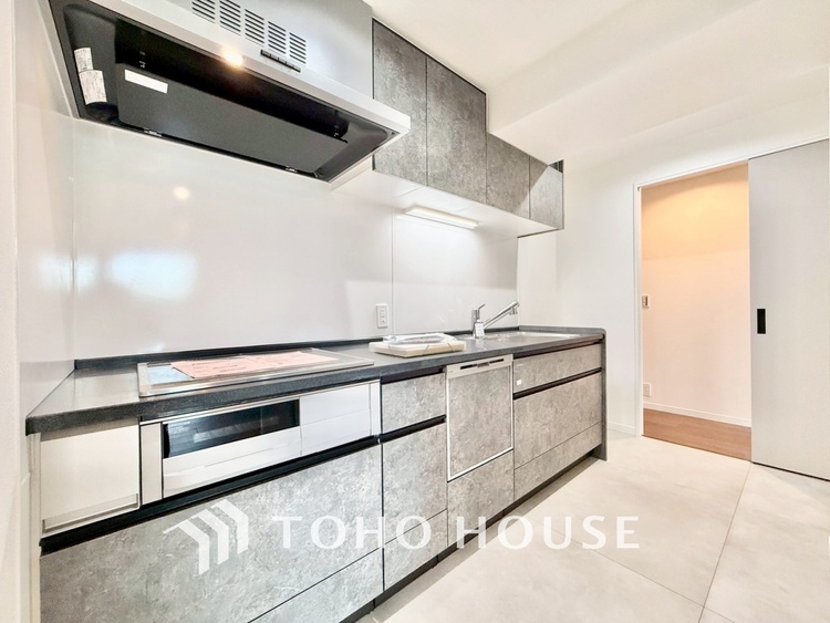 キッチン ◆キッチン◆美しく使いやすいキッチンは油汚れが簡単に拭き取れる素材で加工されており、浄水器シャワーから流す水の音を軽減する静かなシンクを採用。見えないところにさり気ない配慮が嬉しいですね