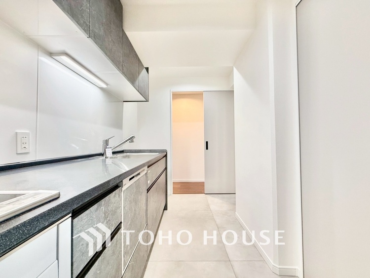 キッチン ◆今宵の食卓◆ダウンライトに反射するグラスを眺めながらワインを注ぐ。トクトクと心地いい音をさせながら、フランスの古城を思わせる薫りがたちこめ、とても幸せな時を過ごせる。