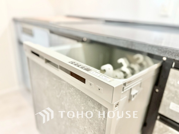 キッチン ◆キッチン◆美味しい料理を作りたくなるような気持にさせてくれる、腕を振るえる自慢のスペース。見上げると柔らかなダウンライトが包み込み、彩りを添えます。艶と光沢のある居心地の良いわが家のキッチン。