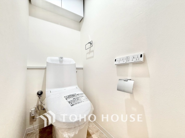 トイレ ◆トイレ◆トイレも全て新品に交換されており、清々しく新生活を始めることができます。白基調の清潔感のある空間に生まれ変わりました。