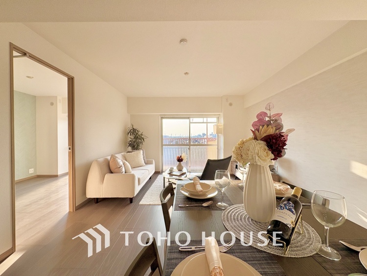 内装 忙しい朝でも、しっかり家族が揃って食事をして頂けるゆとりある大きさのダイニングスペース。