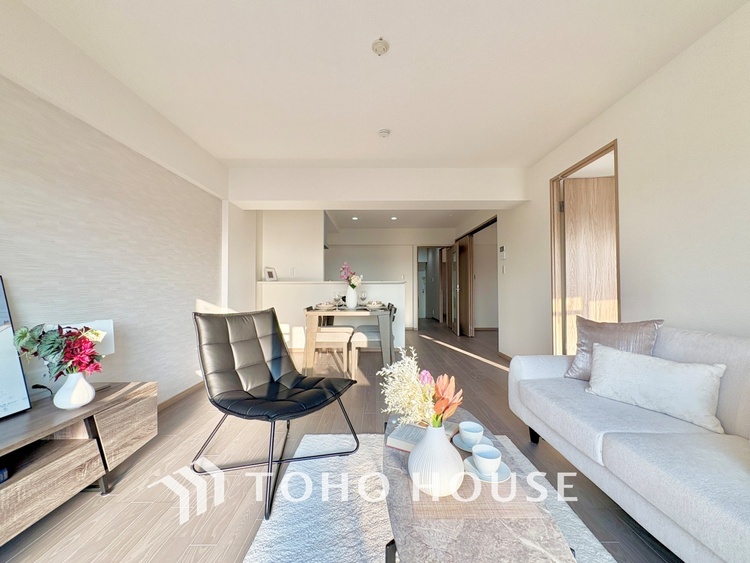 内装 【living】居心地のいい暮らしには欠かせない眩い採光。ゆったりとした幅の窓からこの空間に降り注ぐ採光が絶えない。明るいリビングこそ居心地のいい暮らしが待っているのだと思う。