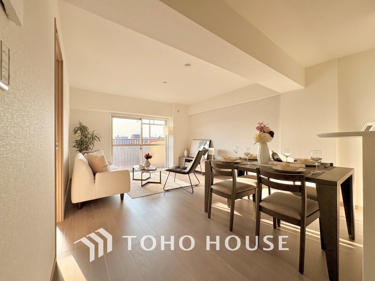 内装 ◆瀟洒な空間◆落ち着いた小棚や室内の緑光、アクセントのある彩が見事に調和させた瀟洒なリビングルーム。ここに集まる家族の会話と笑顔が絶え間なく続く幸せな空間。