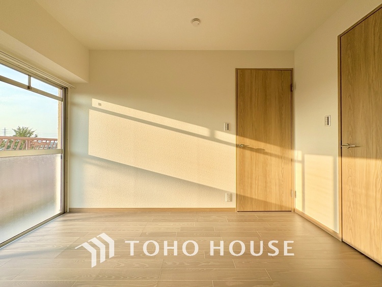 内装 風の通り道。舞い込んでくる風が優しく躍り、室内に爽やかな空気を運んでくる。そこに季節の息吹を感じて、いまがどんな季節なのかを実感する。