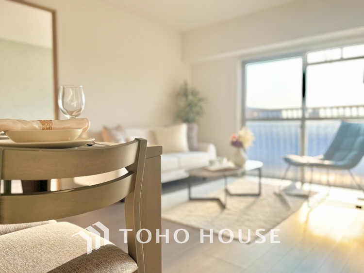 内装 ここはみんなが集い、食事と楽しい会話が始まる場所。話に夢中になりすぎて、ついつい時を忘れ、夜半過ぎになってしまう。そんな束の間の幸せを感じさせてくれます。