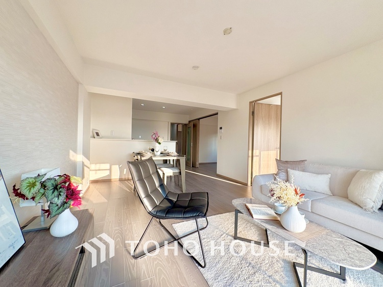 内装 ◆瀟洒な空間◆落ち着いた小棚や室内の緑光、アクセントのある彩が見事に調和させた瀟洒なリビングルーム。ここに集まる家族の会話と笑顔が絶え間なく続く幸せな空間。