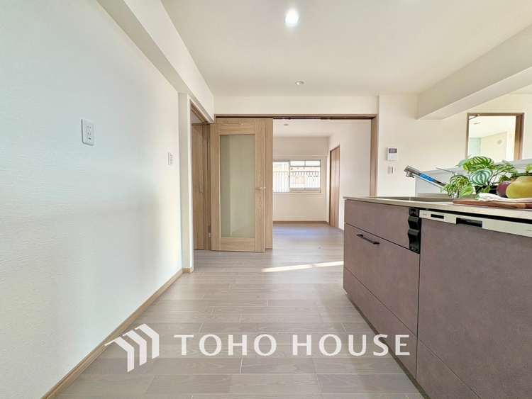 キッチン 手元の収納から、足元の収納までが全てスライド式で、奥のスペースまで有効に活用できます。奥まで上から見渡せるので、たまにしか使わない調理器具もサッと取出せます。