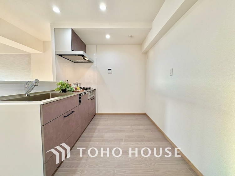 キッチン キッチンは家族の絆を育む大切な空間。シンプルで使い易いシステムキッチンで愉しく作る料理は愛情のある美味しいご馳走に。家族で使える対面式キッチンです。