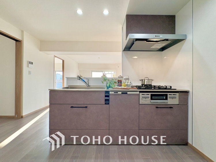 キッチン 広々としたキッチンのシンクは、料理の準備と片付けを楽にし、使いやすさを最大限に引き立てます。