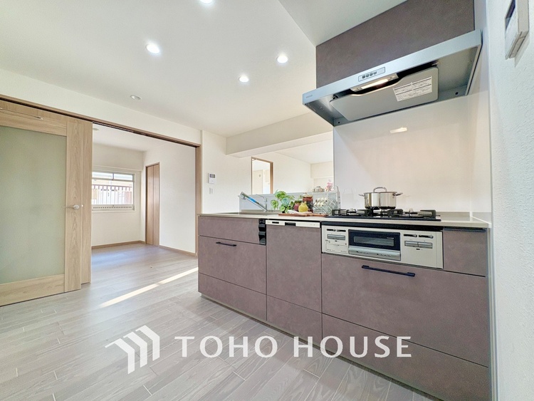 キッチン キッチンは家族の絆を育む大切な空間。シンプルで使い易いシステムキッチンで愉しく作る料理は愛情のある美味しいご馳走に。家族で使える対面式キッチンです。