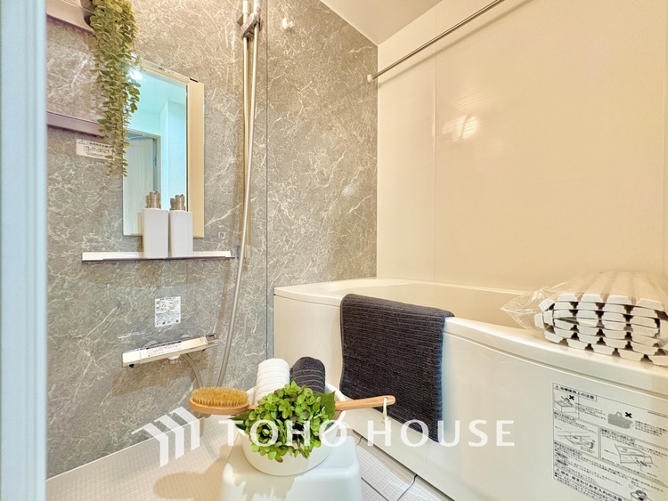 風呂 【浴室】《一日の疲れを落としてくれる場所は、落ち着く場所でなければならない》　高級感溢れるカラーと大きさ・柔らかな曲線で構成された半身浴も楽しめるバスタブが心地よさをもたらします。