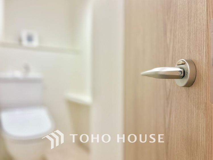 トイレ 清潔感あるホワイト調のクロスと温もり溢れるモダンカラーの床材が見事に調和した本邸宅は、毎日の生活を少しでも快適に過ごして頂ける様に落ち着いた雰囲気作りから行っています。