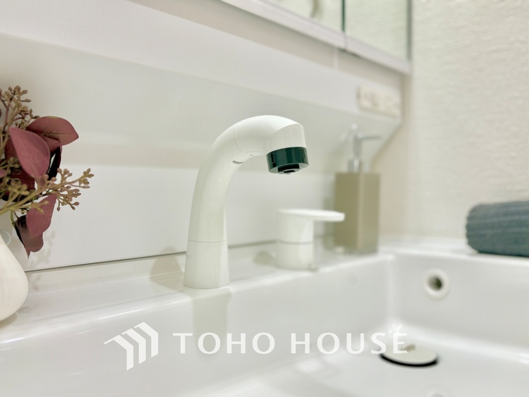 洗面 気持ちの良い朝をつくりだし、夕方には笑顔を取り戻させてくれるミラー。パウダールームはいつでも本来の自分を取り戻せる空間。明るく仕上げてあります。