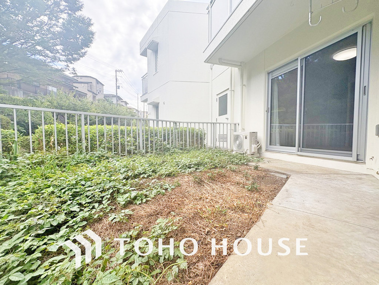 バルコニー 日当たりの良いバルコニーで晴れの日の洗濯物も楽しみになりますね