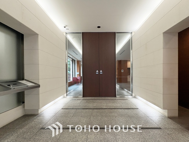 エントランス 【ENTRANCE】◆家族◆家で家族と過ごす時間は限られている。帰りを待つ家族の元へと急ぐときの弾む思い。そんな思いを引き立てる邸宅。