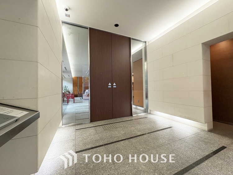 エントランス 【ENTRANCE】◆そびえ立つ◆我が家のシンボル。遠くの空が赤く染まる夕べが待ち遠しい。