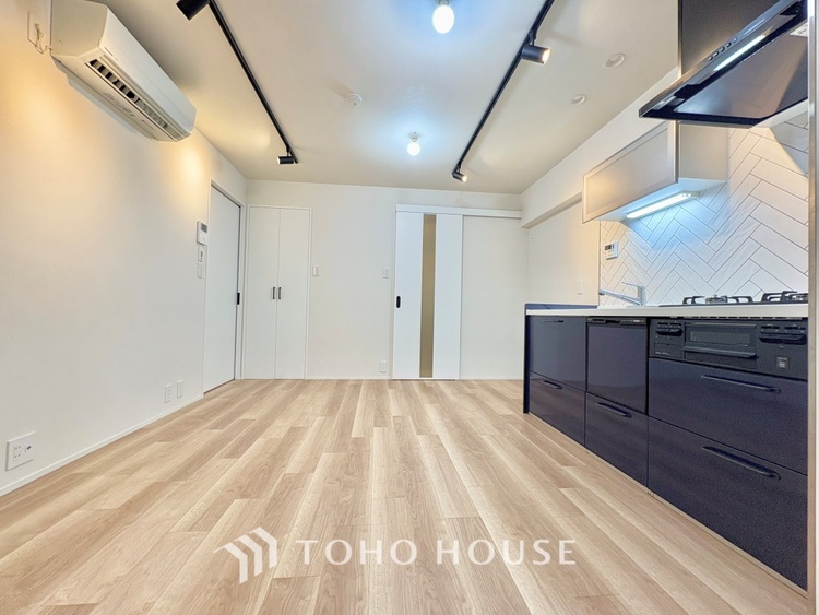 内装 高級感あふれる大きなリビングは、落ち着きと安心感を兼ね備えた優雅な空間。ご家族の暮らしに豊かさを添えます。