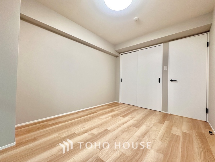 内装 明るく大きなリビングは、家族の安心と快適を育む空間。のびやかな広さが毎日の暮らしをより豊かに彩ります。