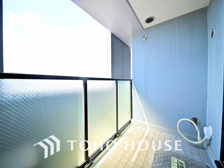 バルコニー 日当たりの良いバルコニーで晴れの日の洗濯物も楽しみになりますね