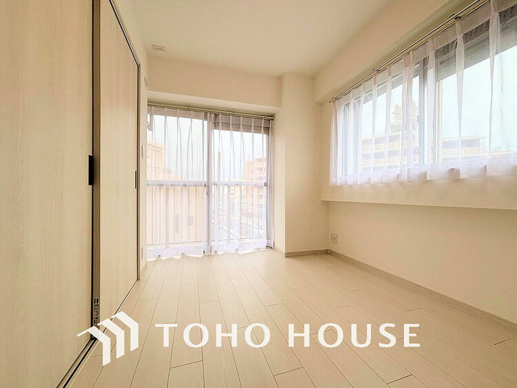 内装 採光もある洋室は、くつろぎのひと時を過ごすのにぴったり