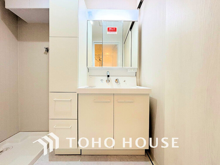 洗面 白を基調とした清潔感のある洗面室で朝の身支度を