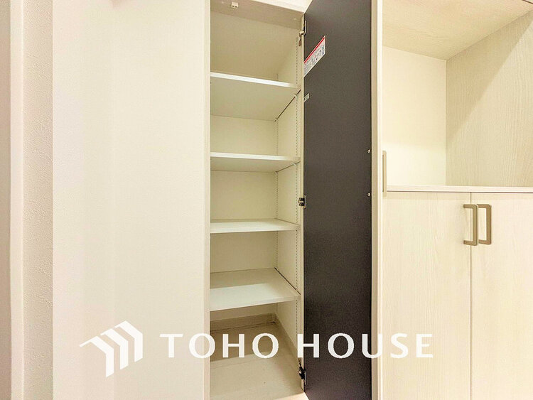 玄関 天井まである玄関収納はご家族分の履物も余裕で収納可能