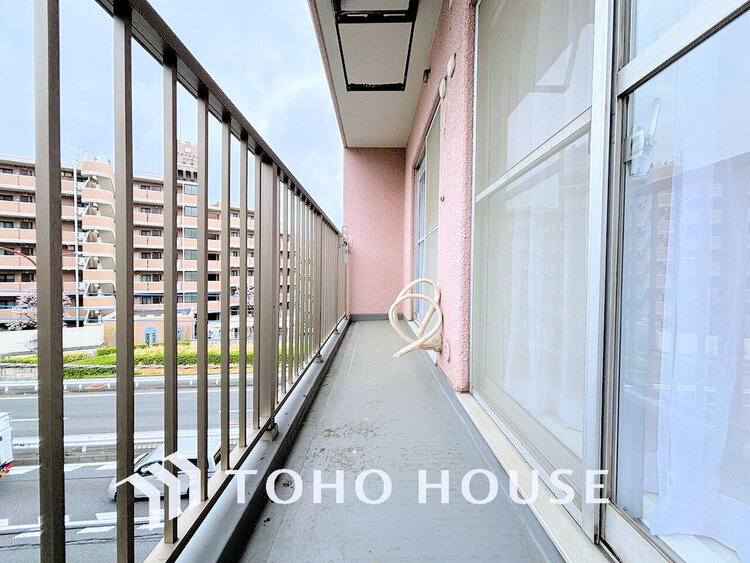 バルコニー 日当たりの良いバルコニーで晴れの日の洗濯物も楽しみになりますね