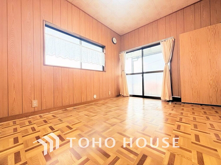 内装 採光もある洋室は、くつろぎのひと時を過ごすのにぴったり(現地には家具があります)