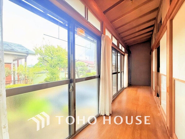 内装 安らぎをもたらす縁側スペース(現地には家具があります)