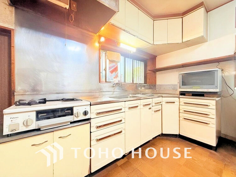 キッチン シンプルな部屋の雰囲気に溶け合うナチュラルキッチン(現地には家具があります)