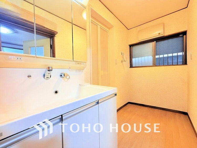 洗面 洗面台には三面鏡を採用。身だしなみを整えやすく収納量も良好です(現地には家具があります)