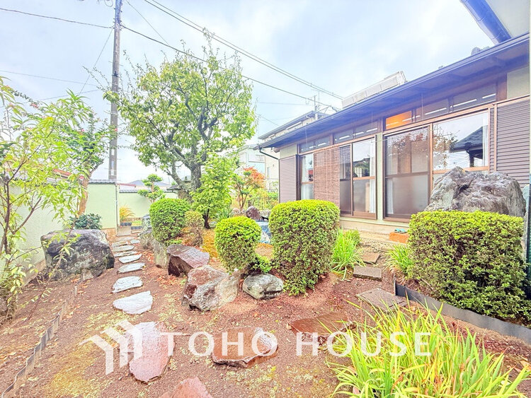 その他 広いお庭はガーデニングなど、ご家族の楽しめる場所の一つに