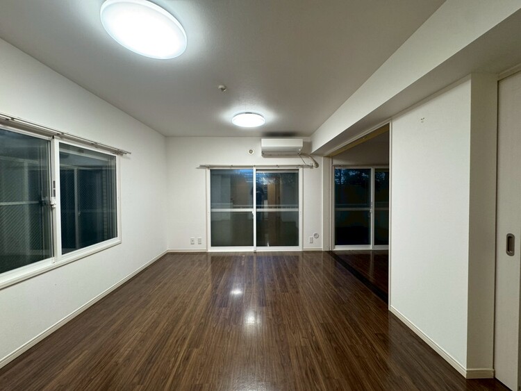 居間 落ち着いた雰囲気に包まれて、伸びやかな空間。