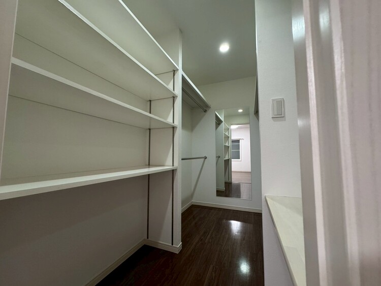 収納 家電やスーツケース、ストック品など何でも片付く嬉しい空間です。