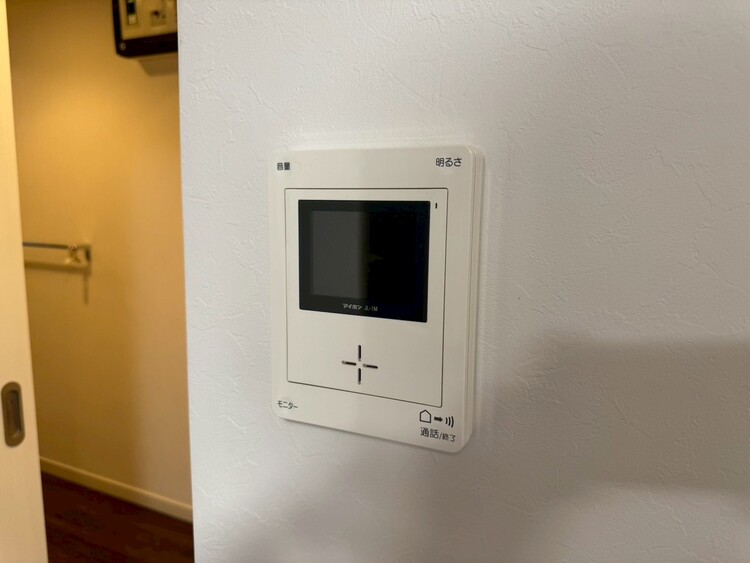 設備 誰が来てもわかる様にモニター付きインターホンを設置。